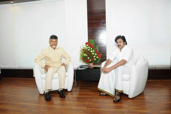 pawan kalyan,panche kattu,police dress,chiranjeevi,chandrababu  పవన్‌ పంచెకట్టుతో ఎందుకు ఉన్నాడు..? 